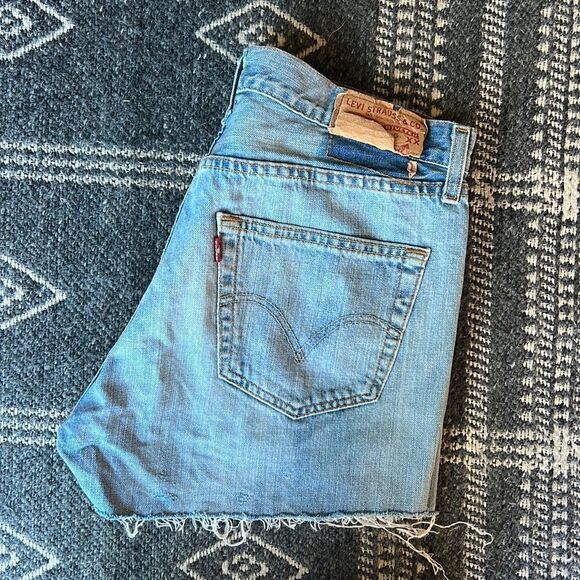 Levi Cut Off Shorts, 501 New with Tags, Light Denim Shorts Distressed - Picture 2 of 5